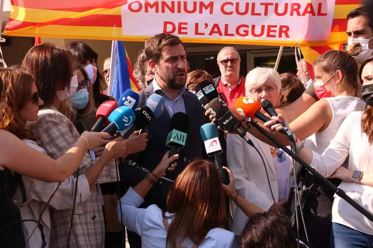 Els eurodiputats Toni Comín i Clara Ponsatí atenent els mitjans a Sàsser