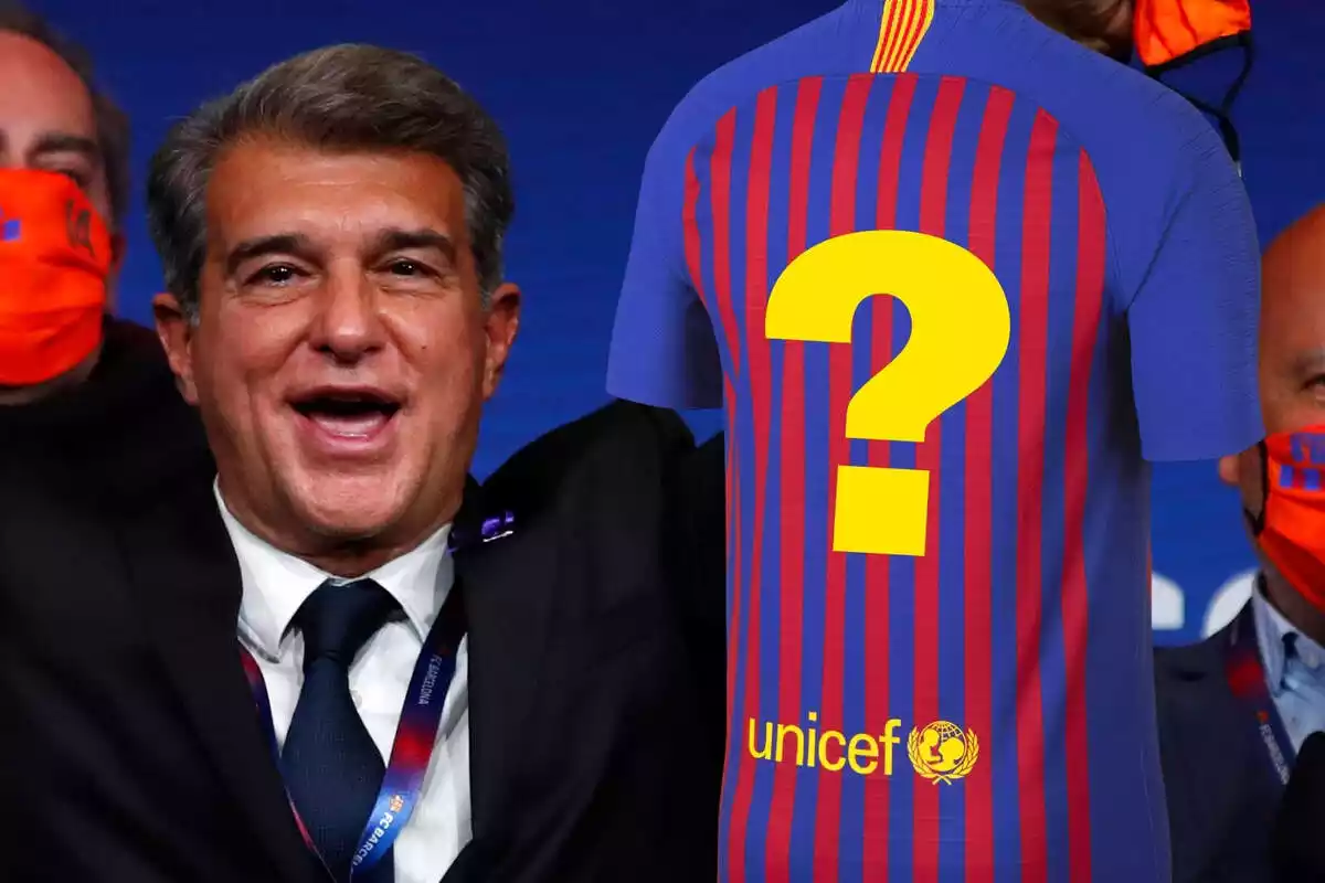 Imatge de Joan Laporta amb una samarreta del Barça i un signe interrogant