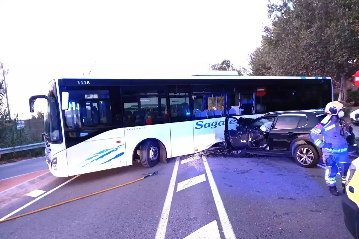 Imatge de l'autobús i el vehicle accidentats a Argentona