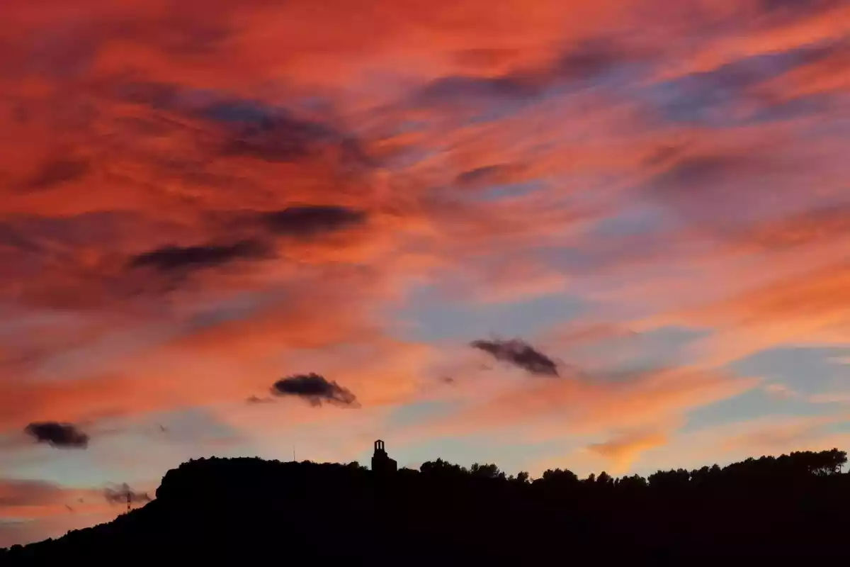 Imatge d'un cel rogent a Olèrdola, Alt Penedès