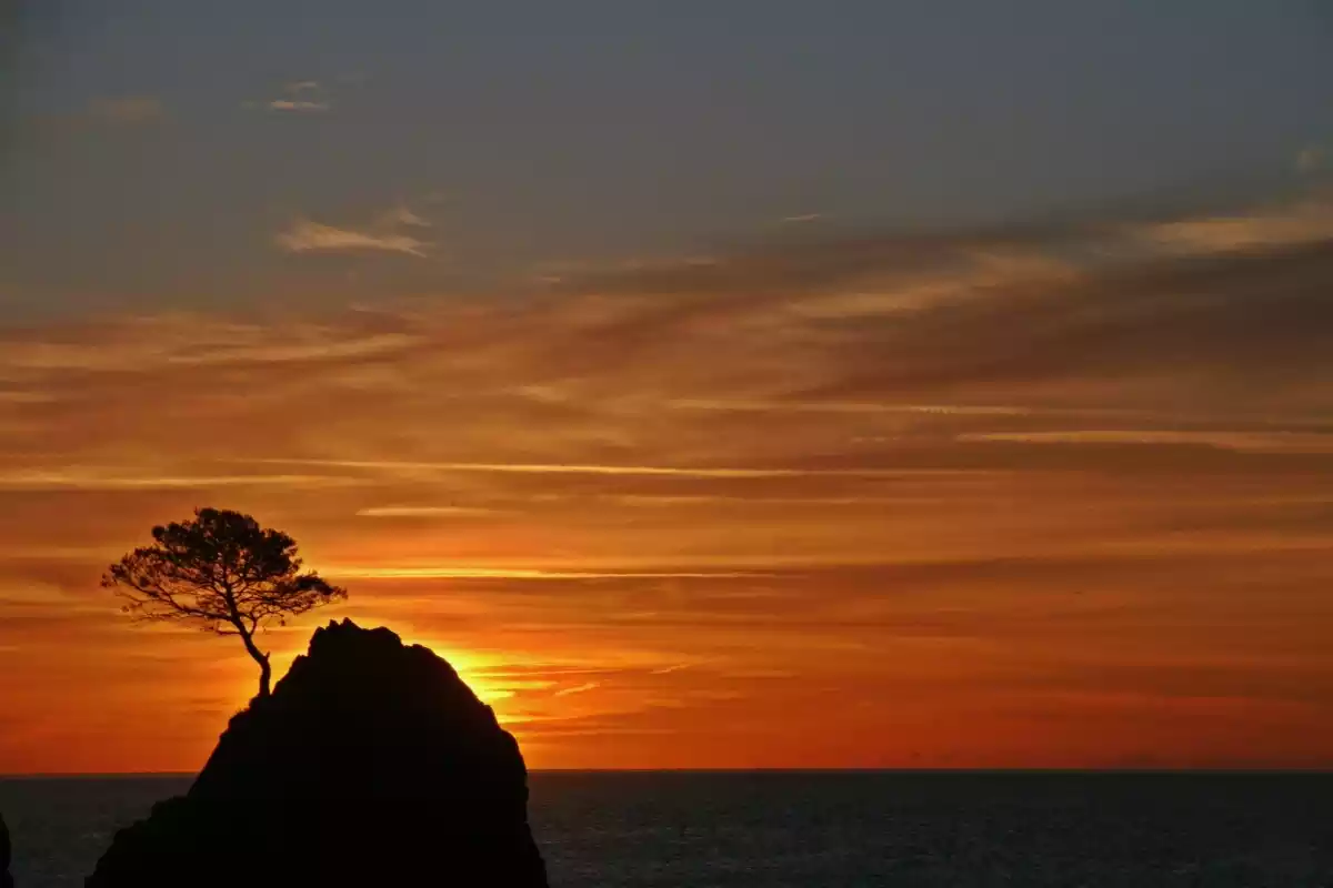 Imatge d'una sortida de sol rogenca a Tossa de Mar, la Selva