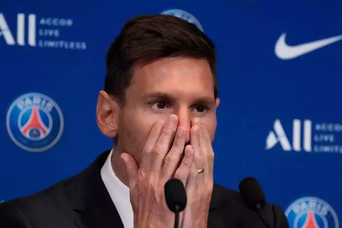 Leo Messi, en la roda de premsa de presentació amb la samarreta del Paris Saint Germain
