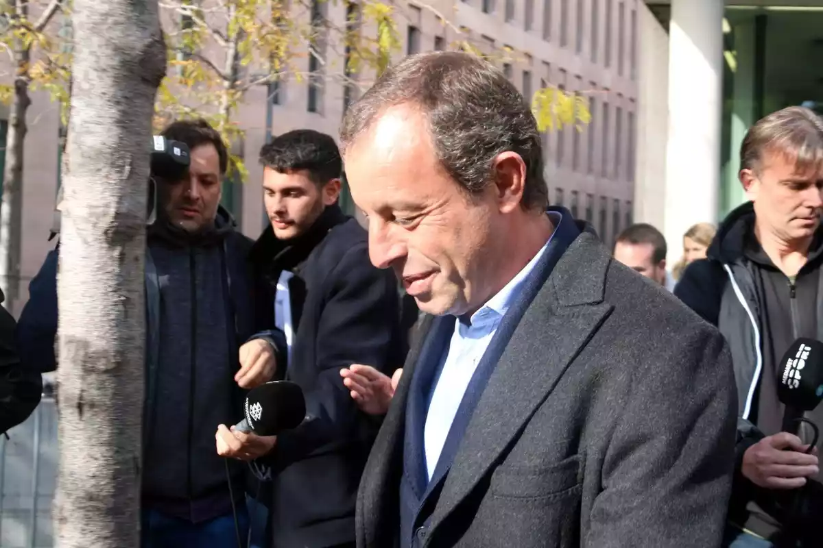 Pla curt de perfil de l'expresident del Barça Sandro Rosell sortint de la Ciutat de la Justícia