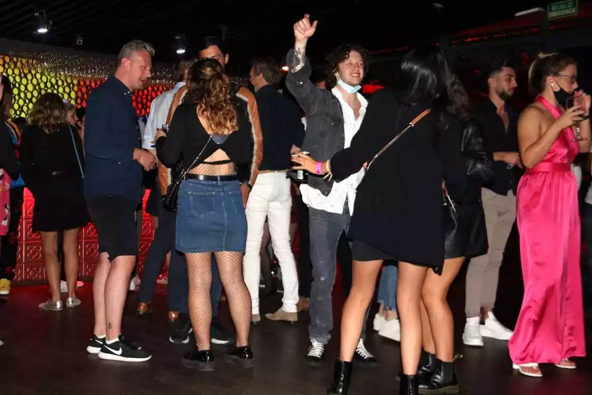 Pla general de persones ballant a la discoteca Shôko de Barcelona en la primera nit de reobertura dels locals d'oci nocturn