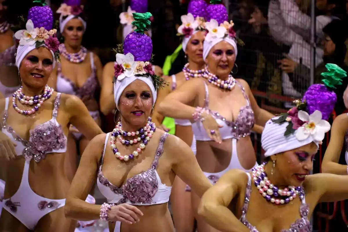 Pla obert d'un grup de noies d'una colla durant la rua de l'Extermini del Carnaval de Sitges