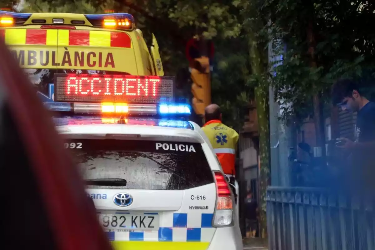 Una ambulància del SEM i un cotxe de policia en un accident