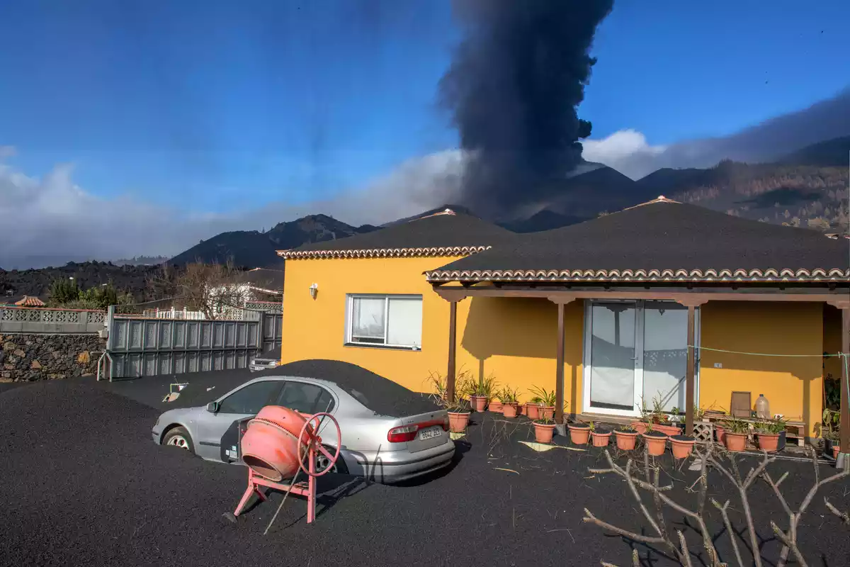Una casa a l'illa de La Palma plena de cendra durant l'erupció del volcà