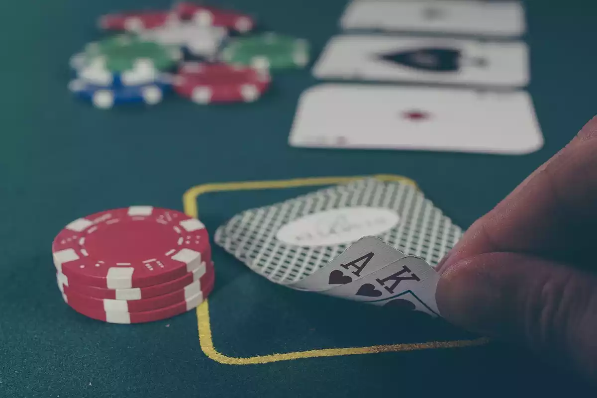 Una partida de cartes en un casino
