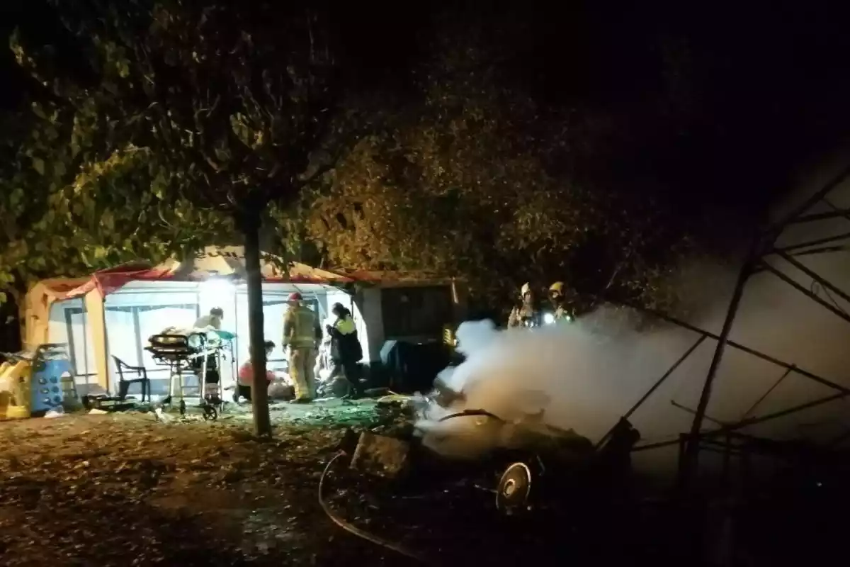 Els Bombers treballant en un foc en un càmping d'Espinelves