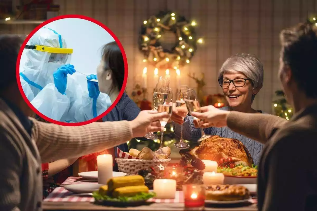 Fotomuntatge d'una família celebrant el Nadal i un sanitari fent una PCR a una persona