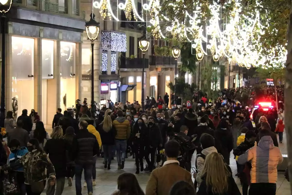 Gran pla general del Portal de l'Àngel de Barcelona, ple de gent fent compres en plena campanya de Nadal