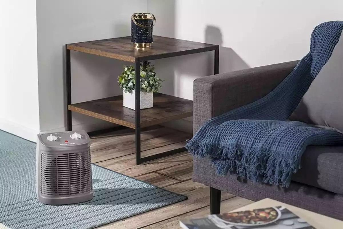 Imatge d'un calefactor a una sala d'estar amb un sofà de fons