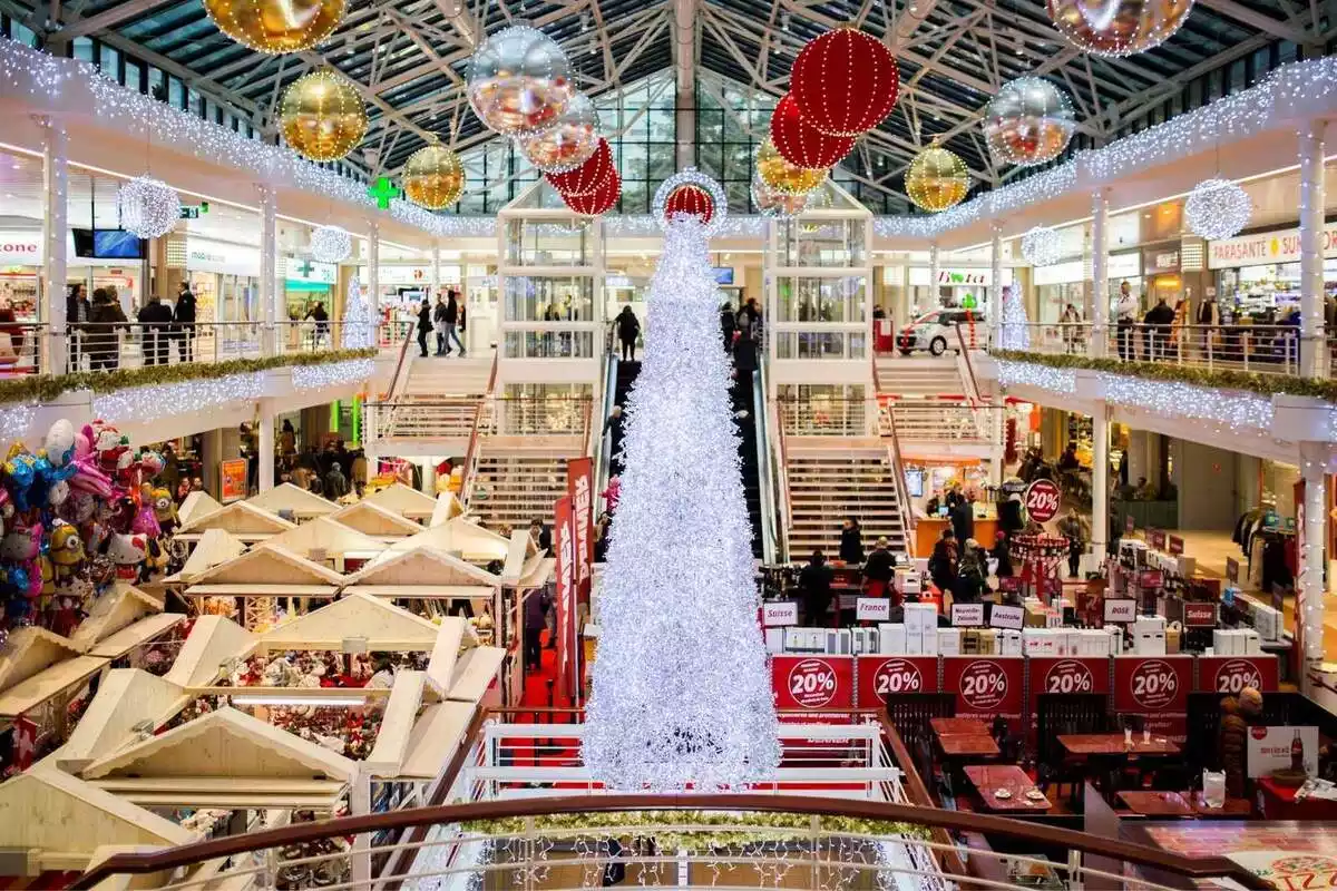 Imatge d'un centre comercial durant les Festes de Nadal