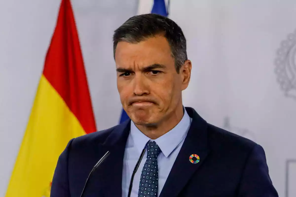 Pedro Sánchez amb cara de preocupació en una roda de premsa