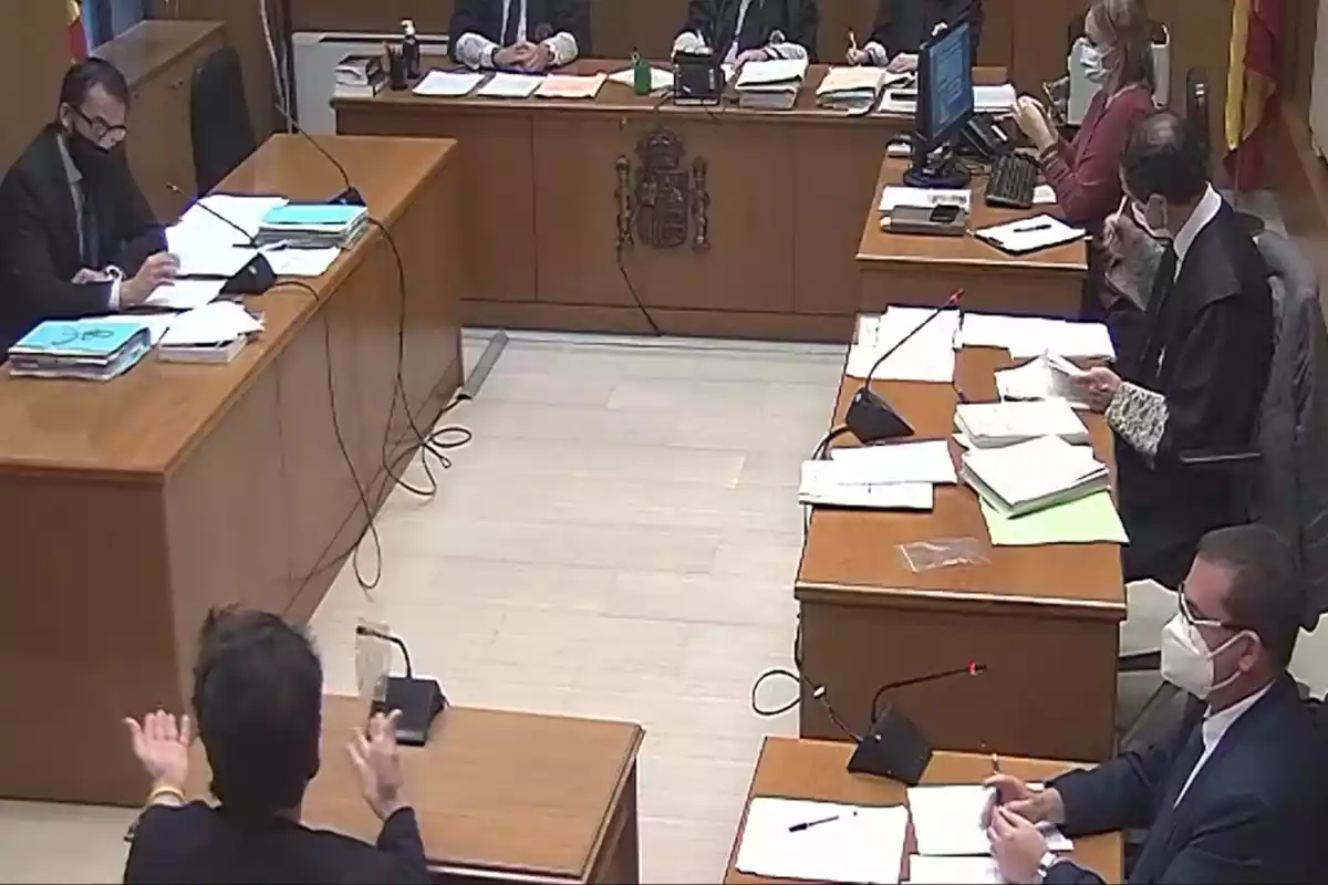 Pla general, extret de senyal de vídeo, del judici contra l'estafador de l'amor, d'esquena, a l'Audiència de Barcelona