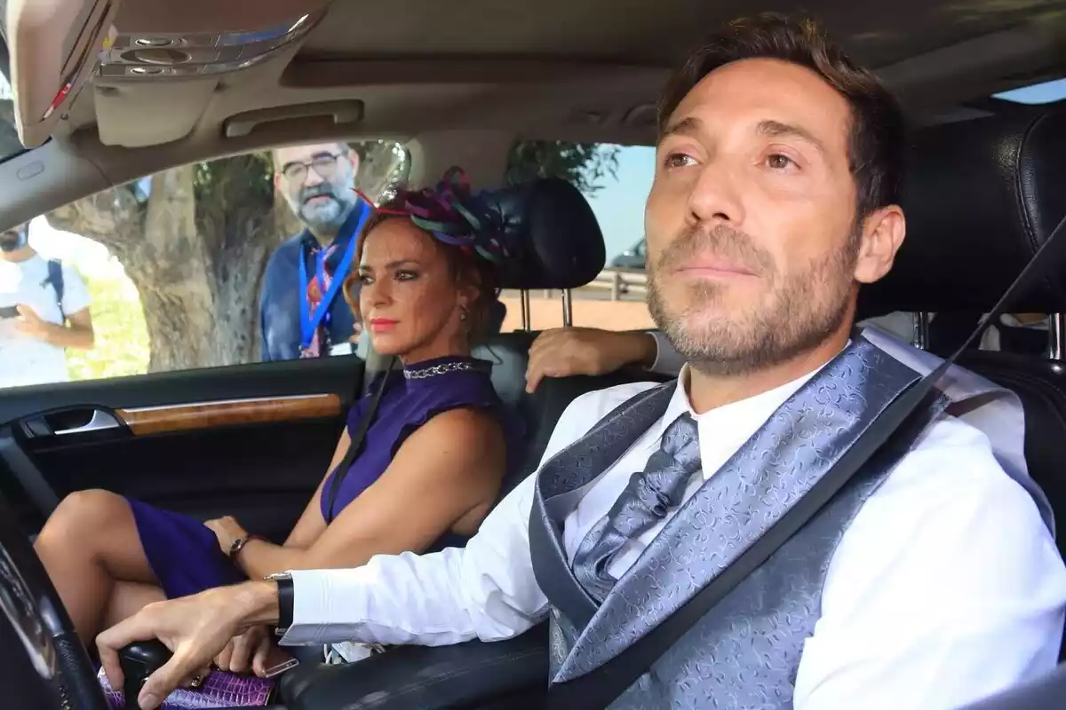 Antonio David i Olga Moreno, elegants, dins un cotxe.