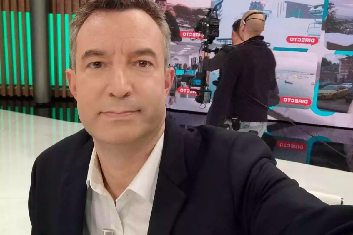 César Carballo fent-se una selfie en un plató de televisió