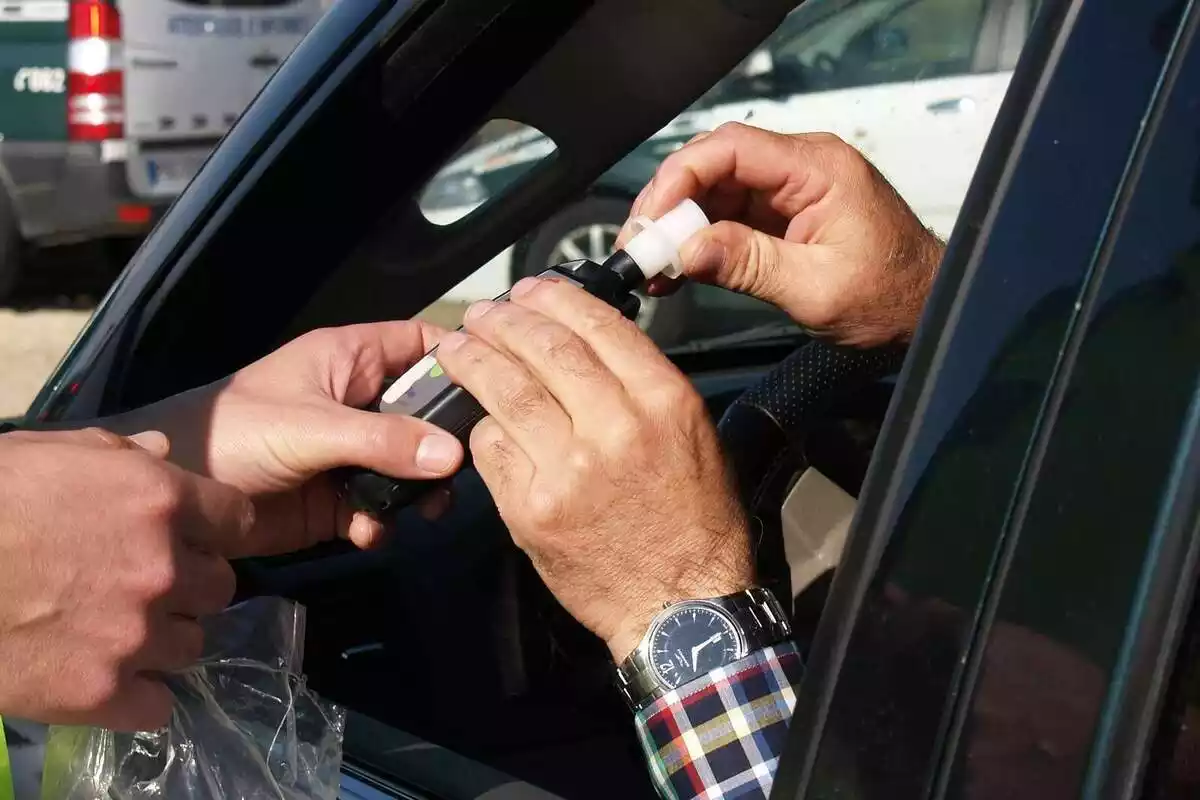 DetAll d'un agent de trànsit fent un test d'alcoholèmia a un conductor