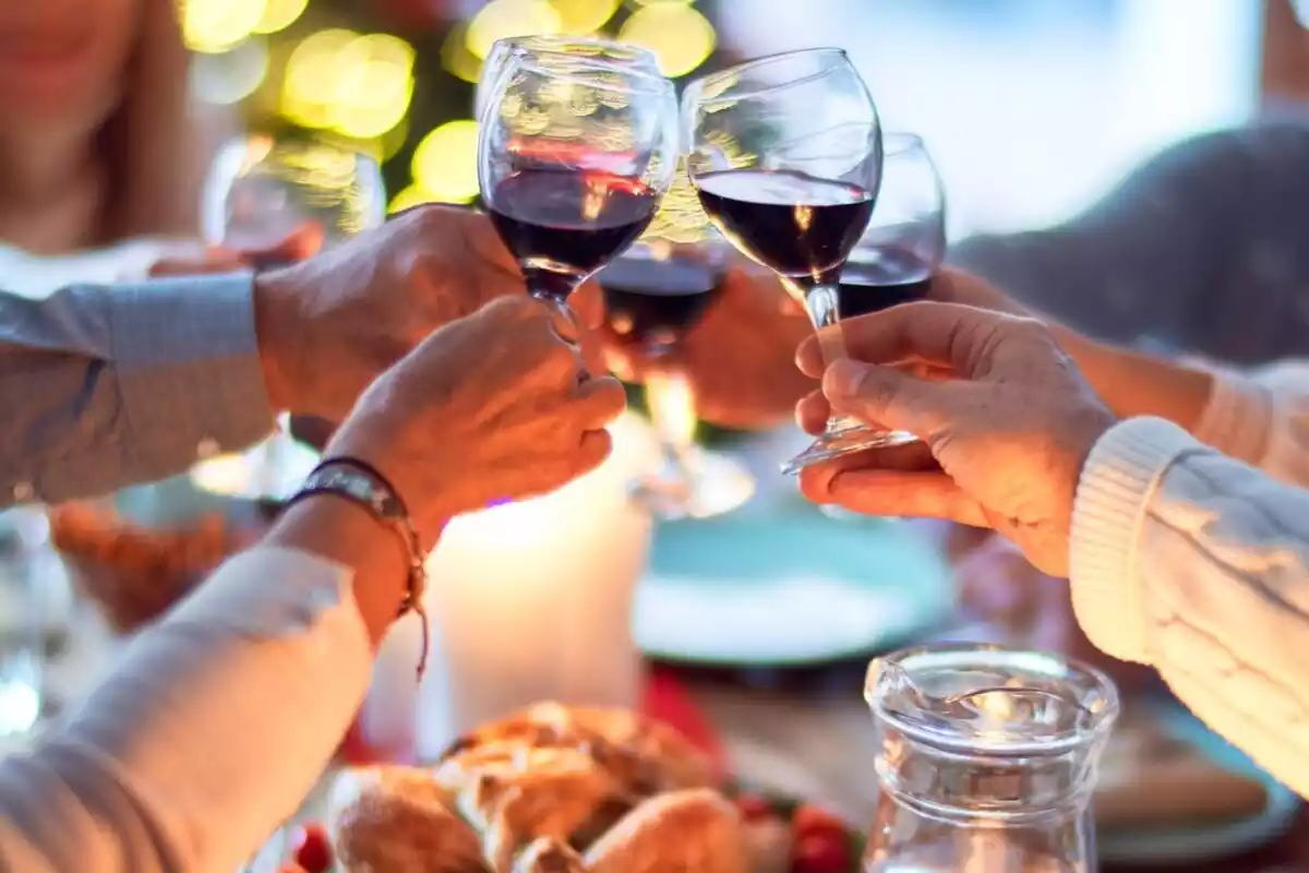 Imatge de diverses copes de vi brindant a un sopar de Nadal