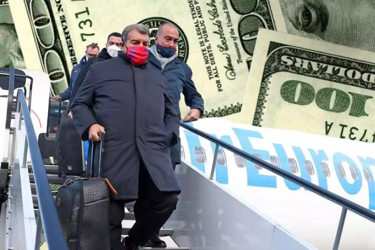 Imatge de Laporta baixant d'un avió amb un muntatge de diners de fons