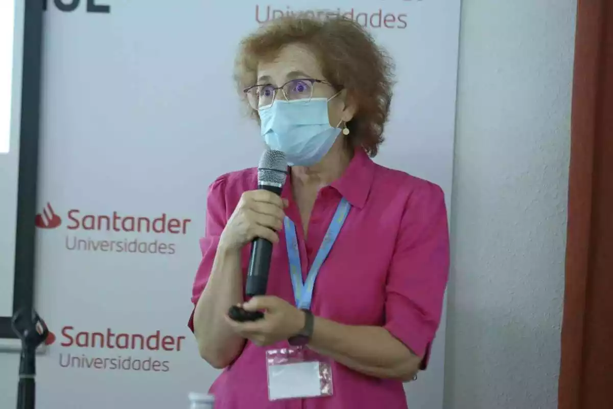 Imatge de Margarita del Val durant una presentació i amb la mascareta posada