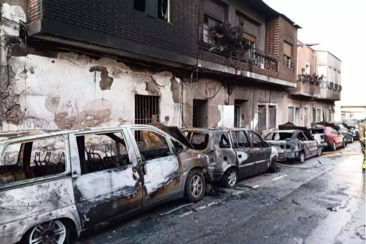 Imatge dels cotxes cremats al carrer.