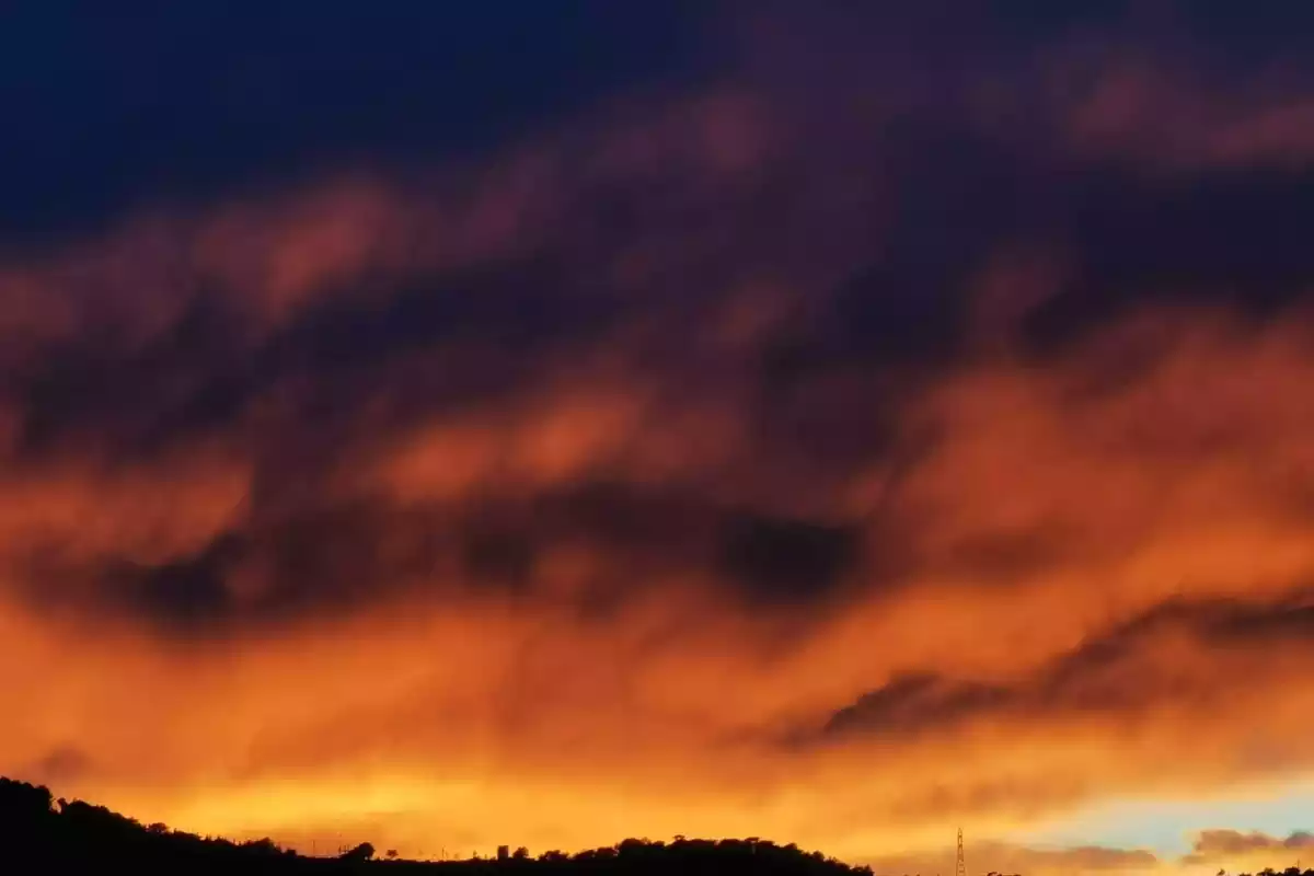 Imatge d'un cel rogent a Olèrdola, Alt Penedès