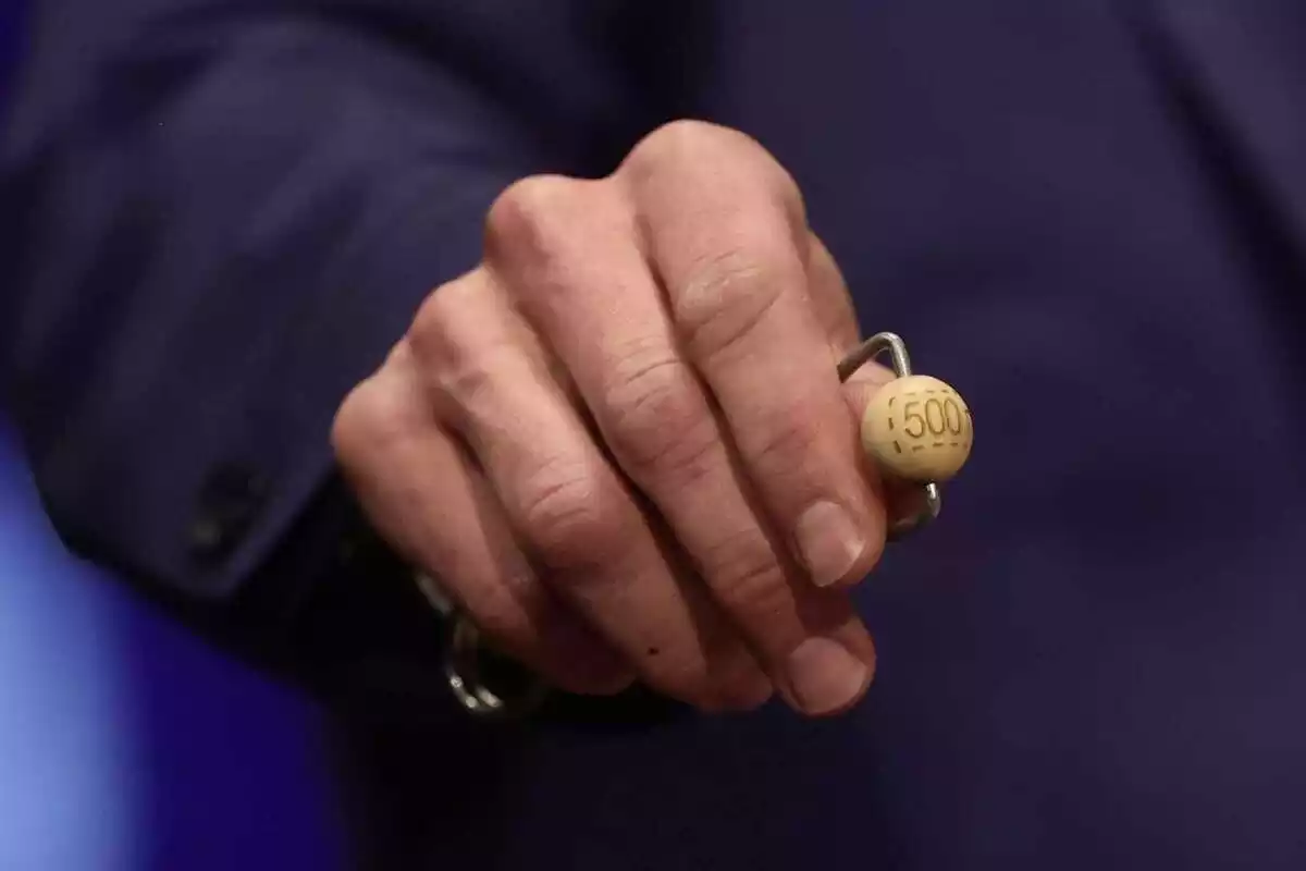Imatge d'una mà mostrant una bola dels bombos del Sorteig de Nadal