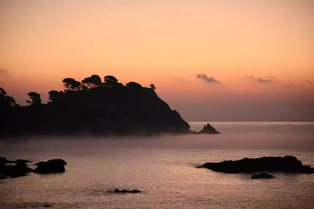 Imatge d'una sortida de sol amb boira a Tossa de Mar