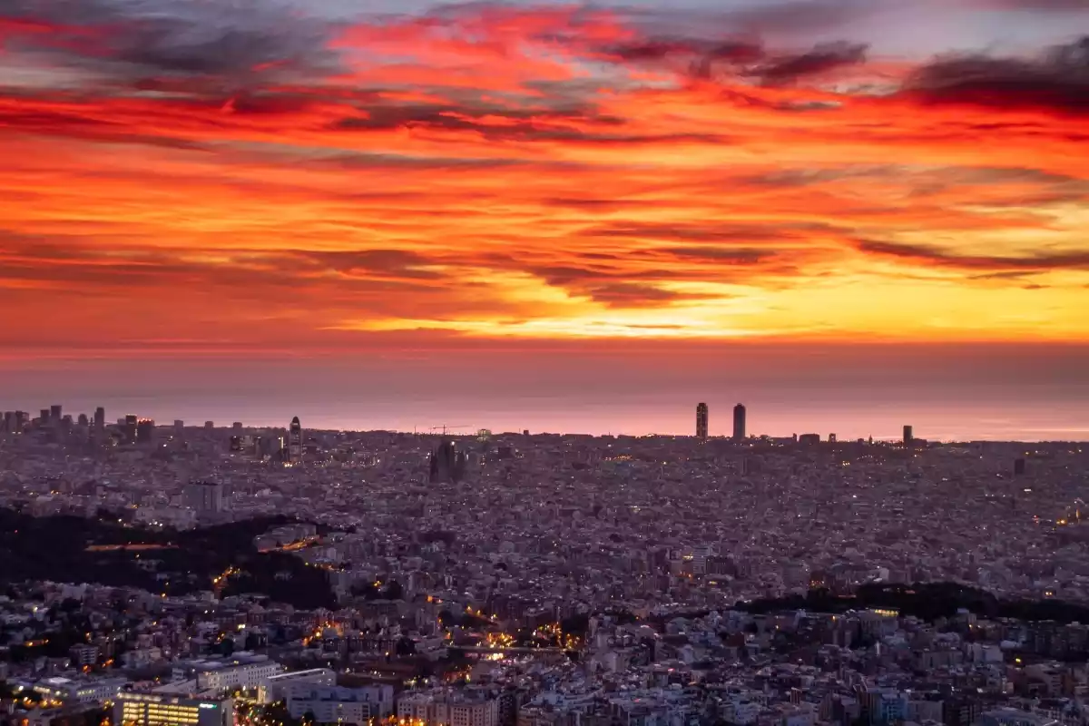 Imatge d'una sortida de sol rogenca a Barcelona