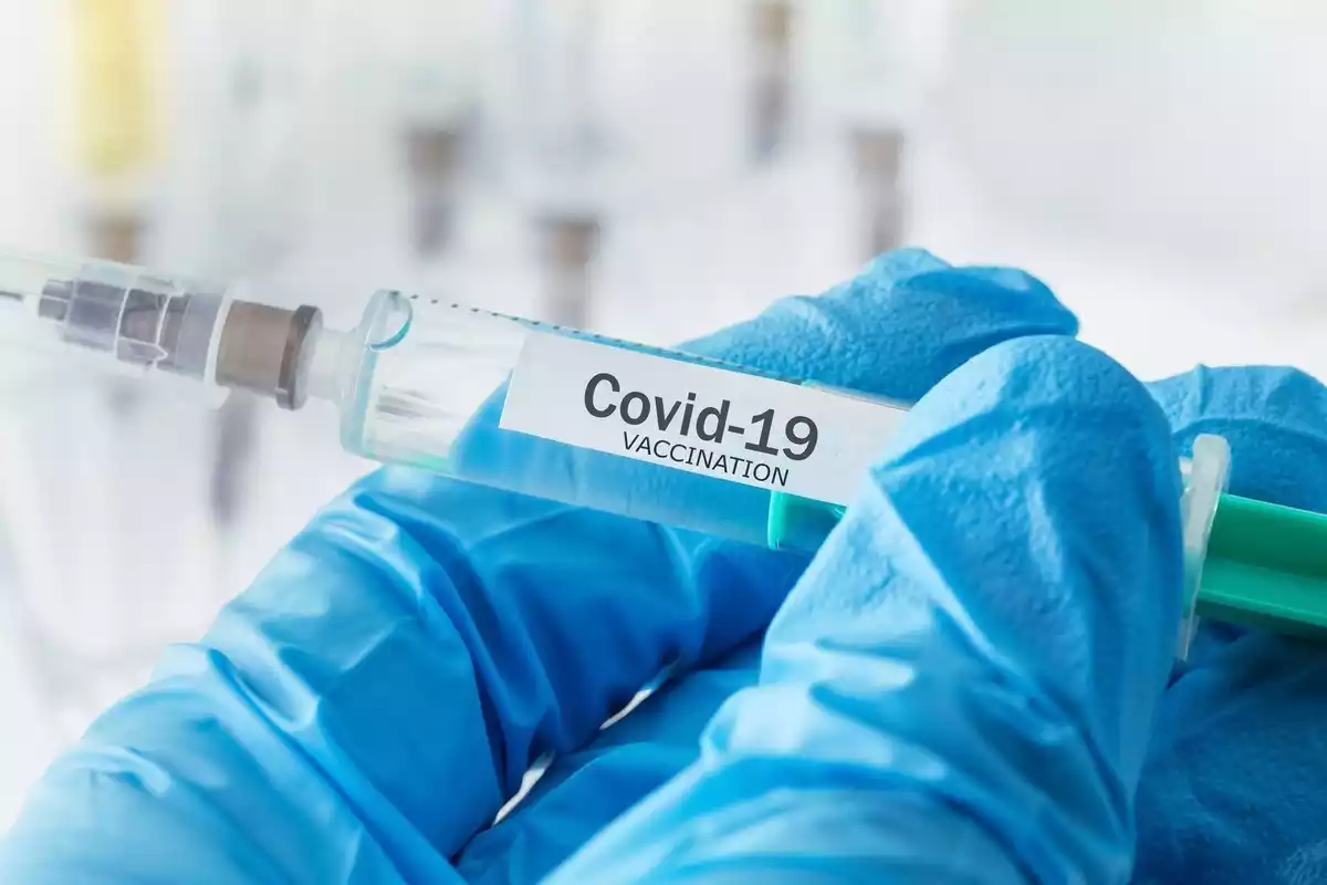 Imatge d'una xeringa d'una possible vacuna contra la Covid-19