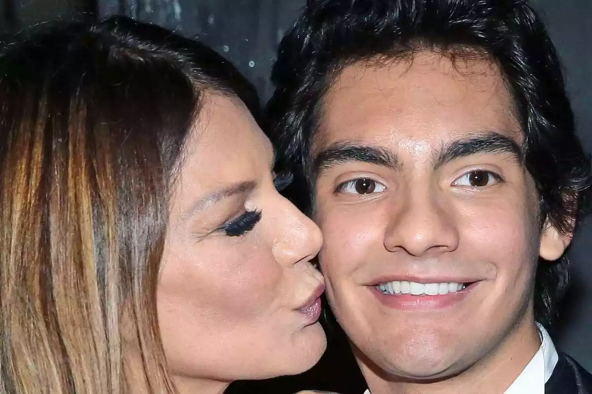 Ivonne Reyes fent un petó a la galta al seu fill, Alejandro