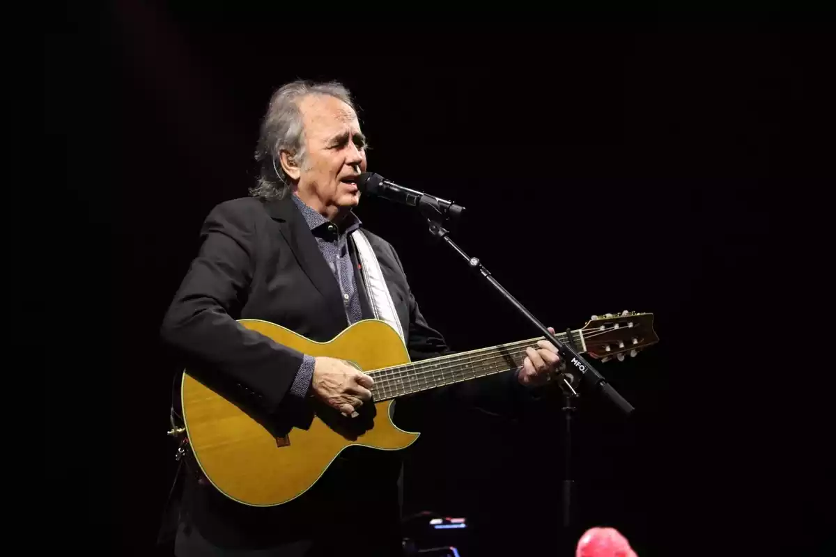Joan Manuel Serrat en un pla mitjà durant el concert a l'Auditori del Fòrum durant el 2018