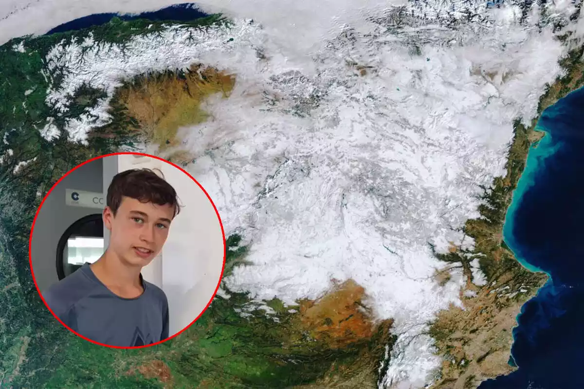 Jorge Rey damunt d'un mapa nevat d'Espanya després de la borrasa «Filomena».