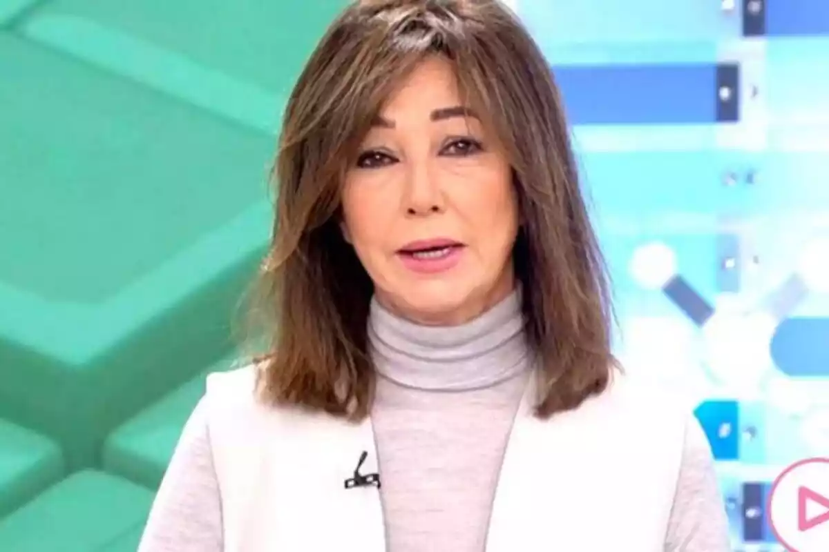 Primer pla d'Ana Rosa Quintana presentant el seu programa de Telecinco
