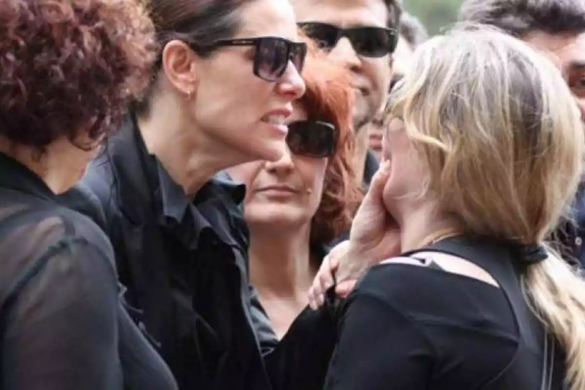 Raquel Sánchez Silva plorant vestida de negre i amb ulleres sol