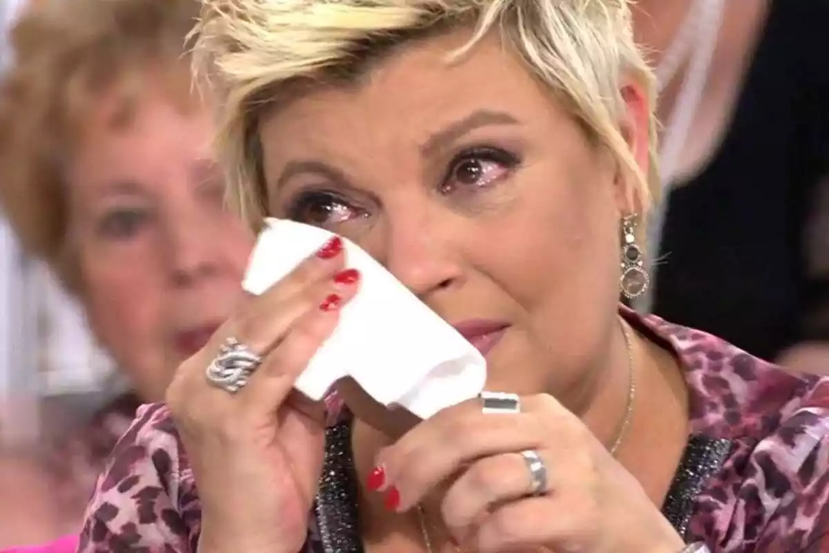 Terelu Campos plorant en un plató de televisió