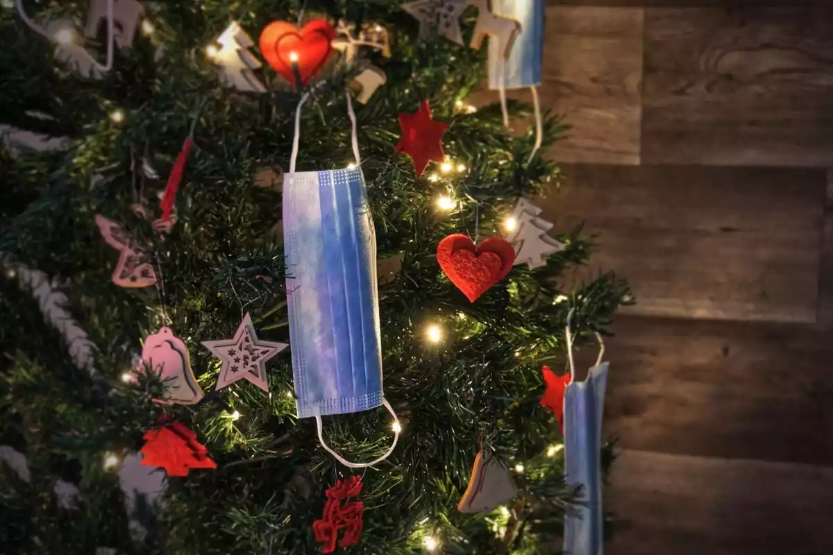 Un arbre de Nadal amb una mascareta penjant-ne