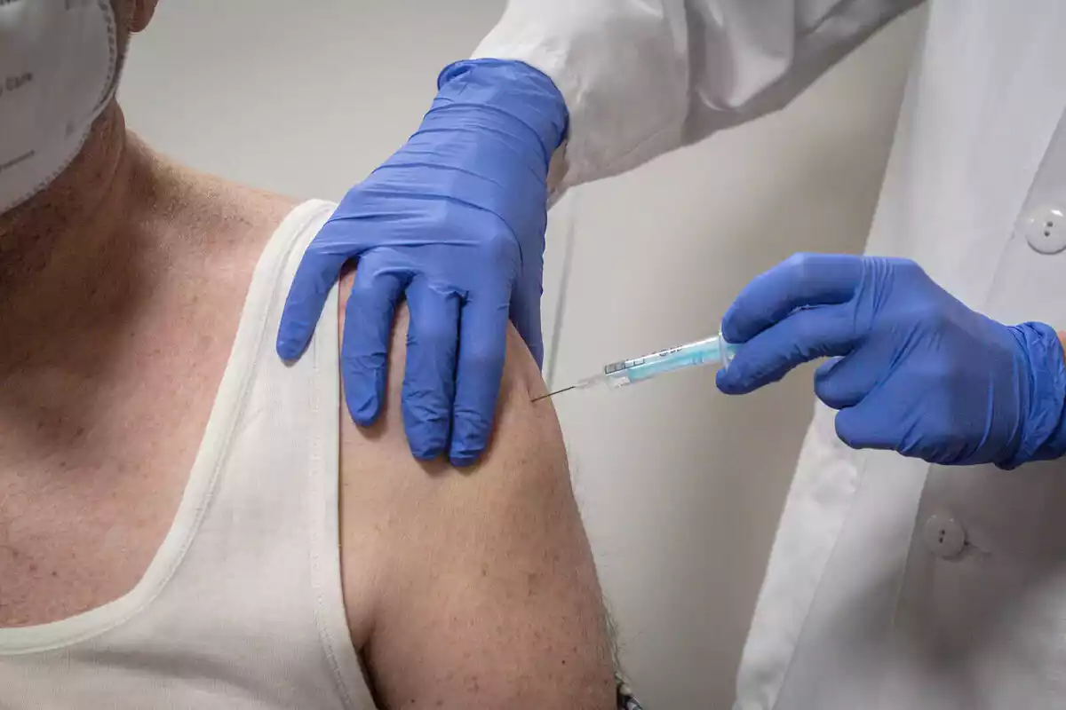Un home, vacunat a Barcelona el 24/03/2021.