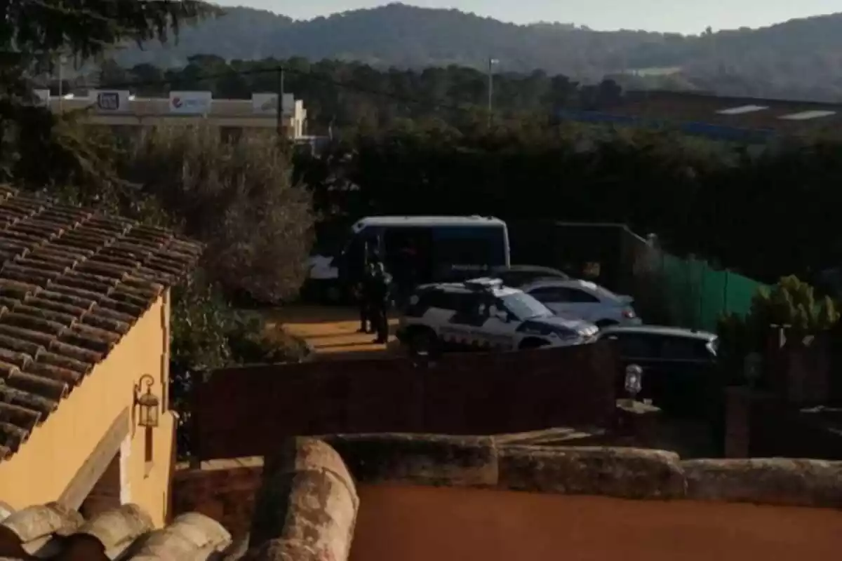 Vehicles dels Mossos en una finca que s'ha desallotjat per una festa il·legal