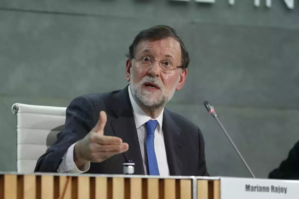 Imatge de Mariano Rajoy gesticulant i amb cara de sorpresa