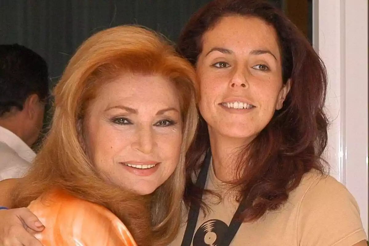 Imatge de Rocío Jurado i Rocío Carrasco fent-se una abraçada