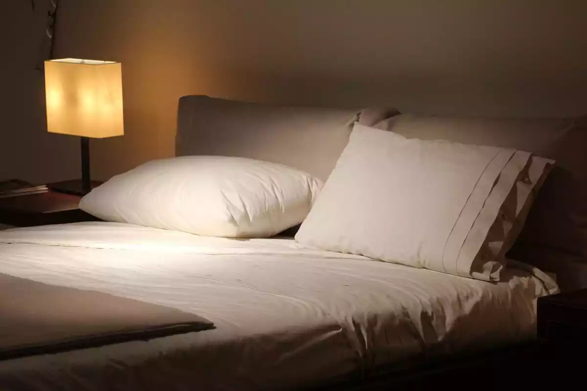 Imatge del llit d'un hotel.