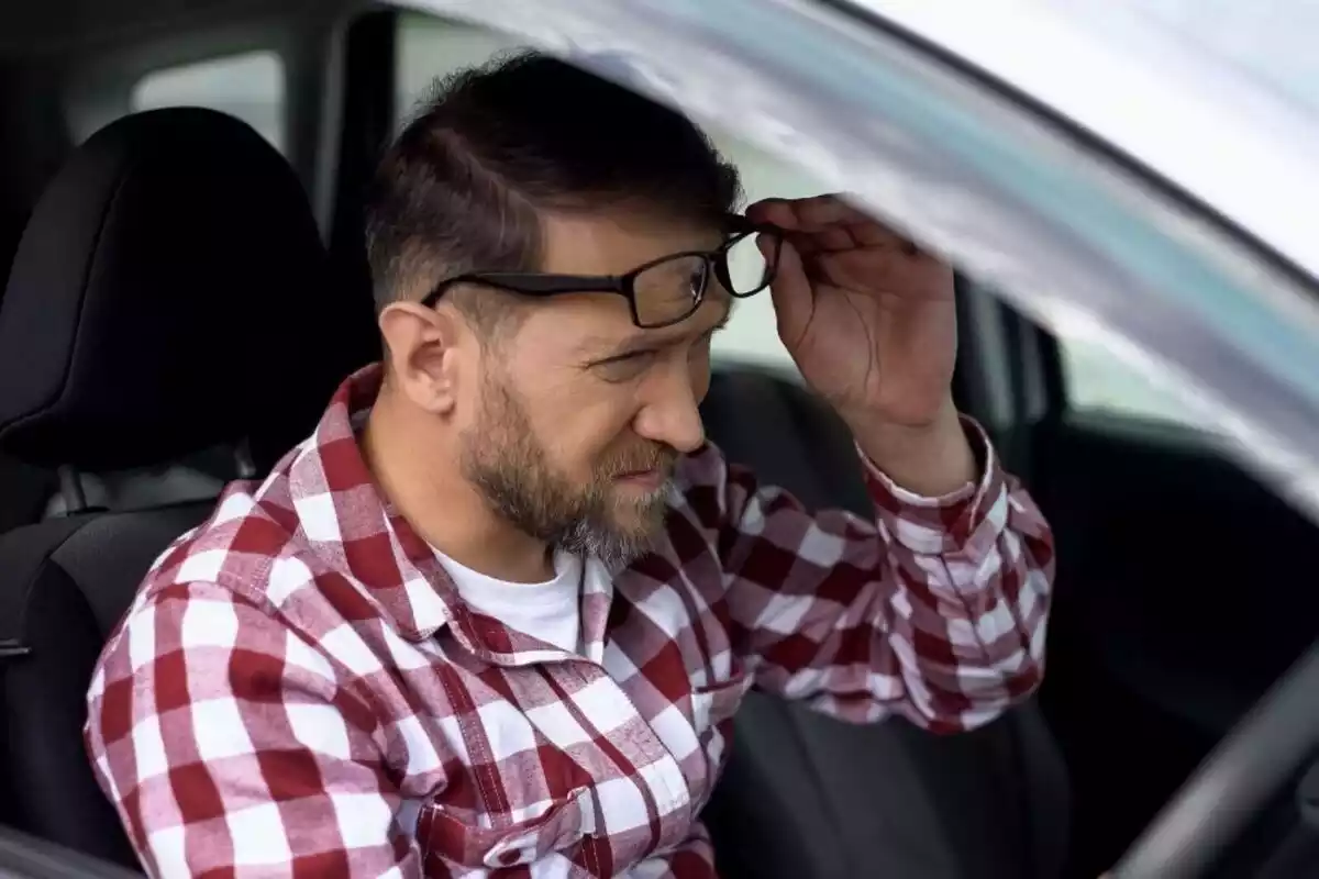 Un conductor de cotxe amb ulleres
