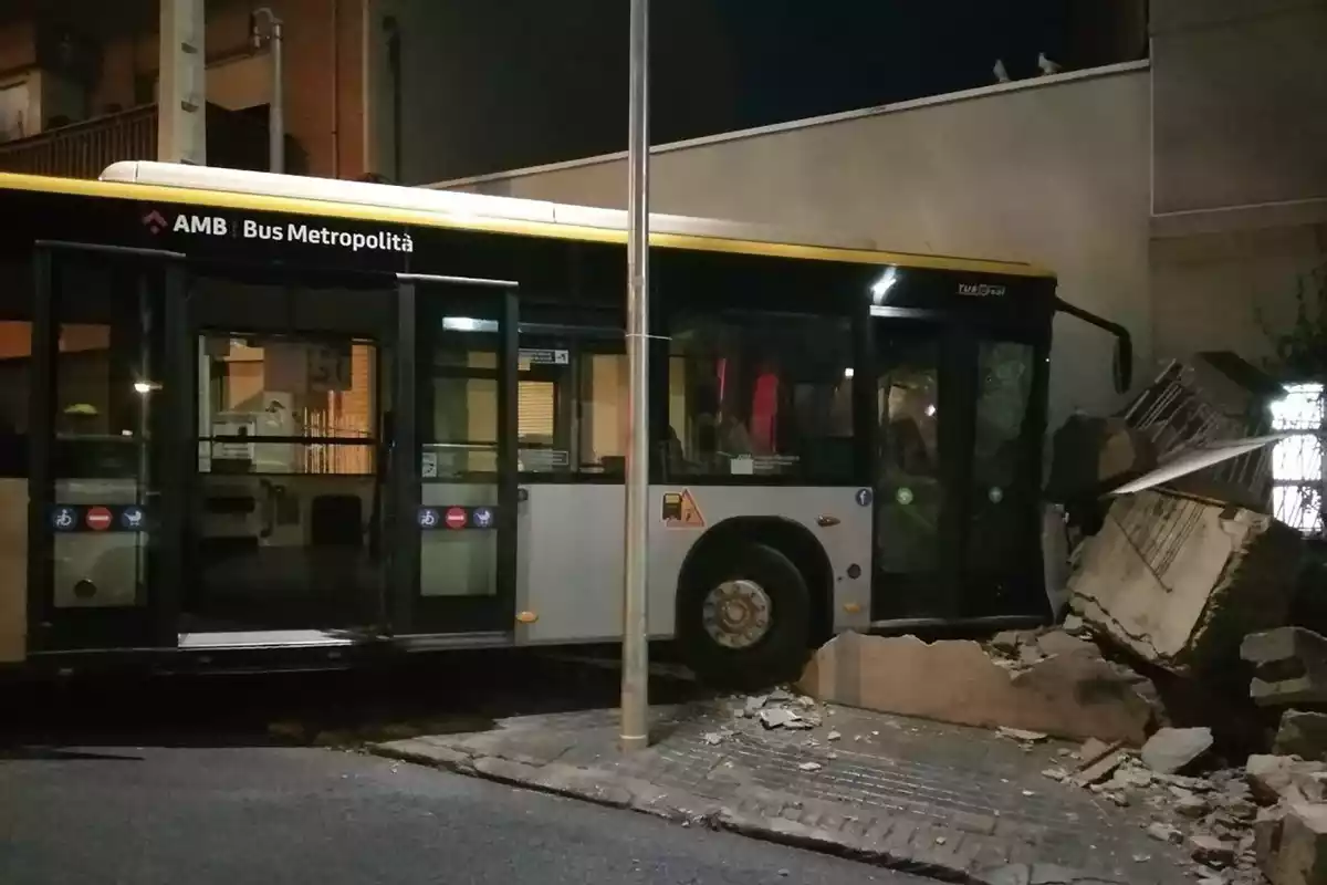 Bus encastat en un accident.