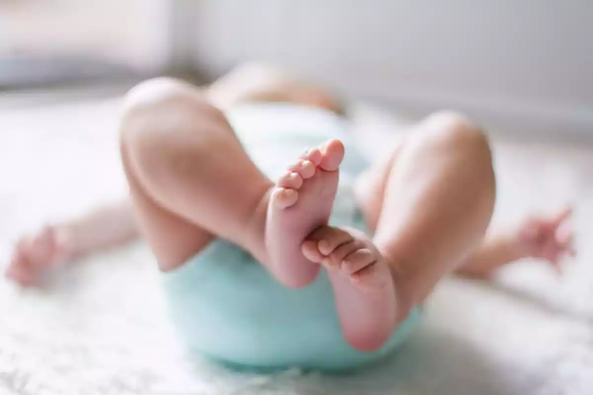 Detall dels peus d'un bebè