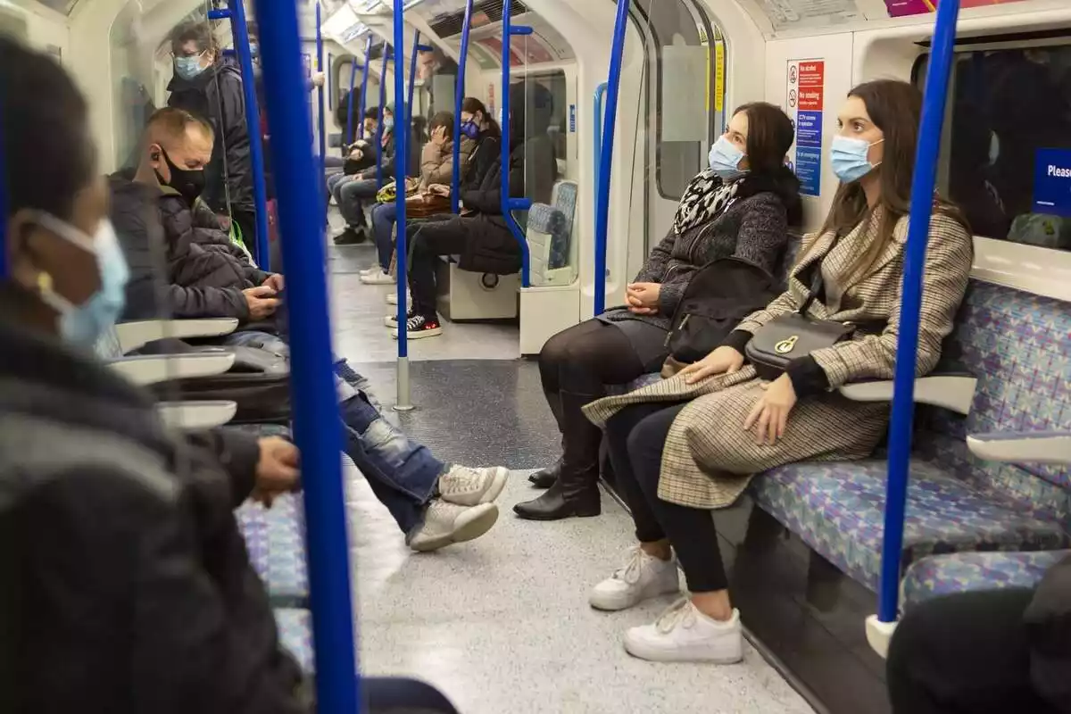 Diverses persones fent un viatge amb metro amb les mascaretes posades.