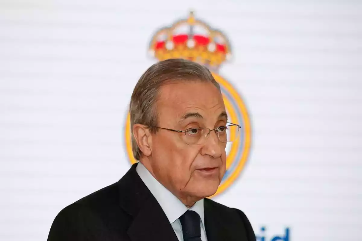 Florentino Pérez amb l'escut darrere