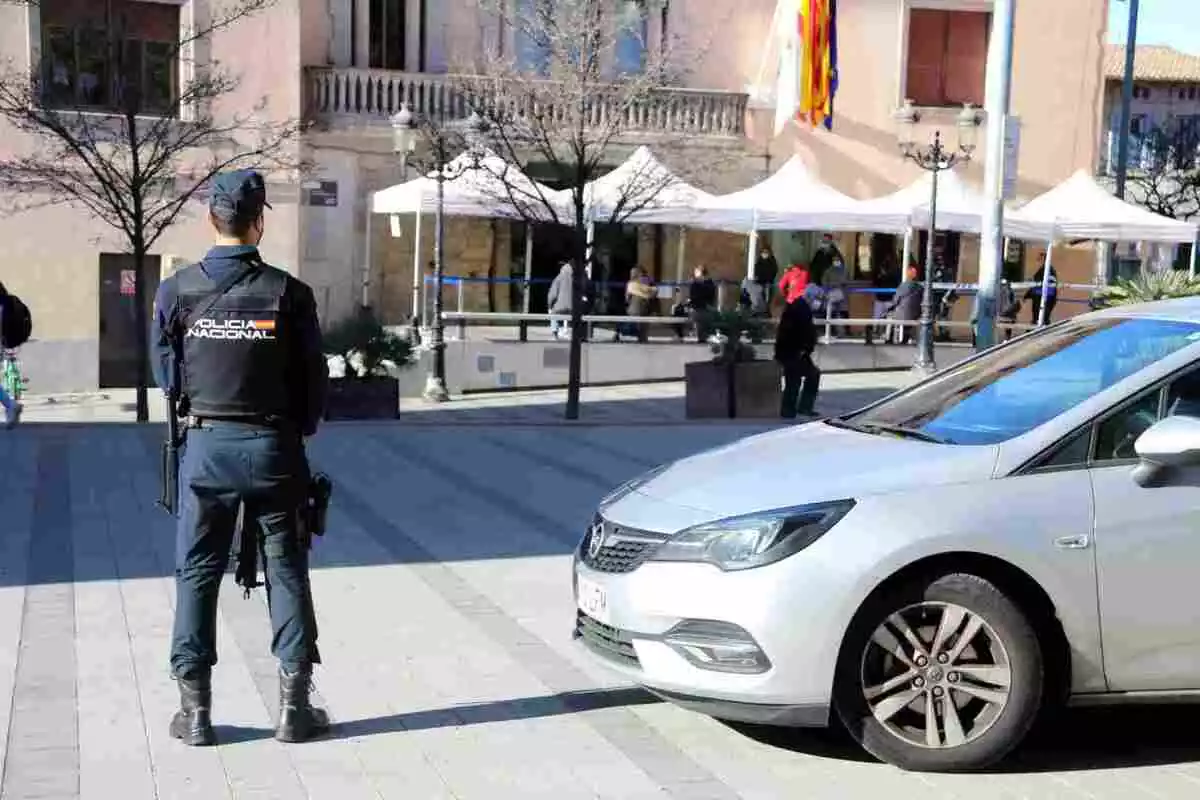 Imatge de la Policia Nacional a l'exterior de l'Ajuntament de Cornellà