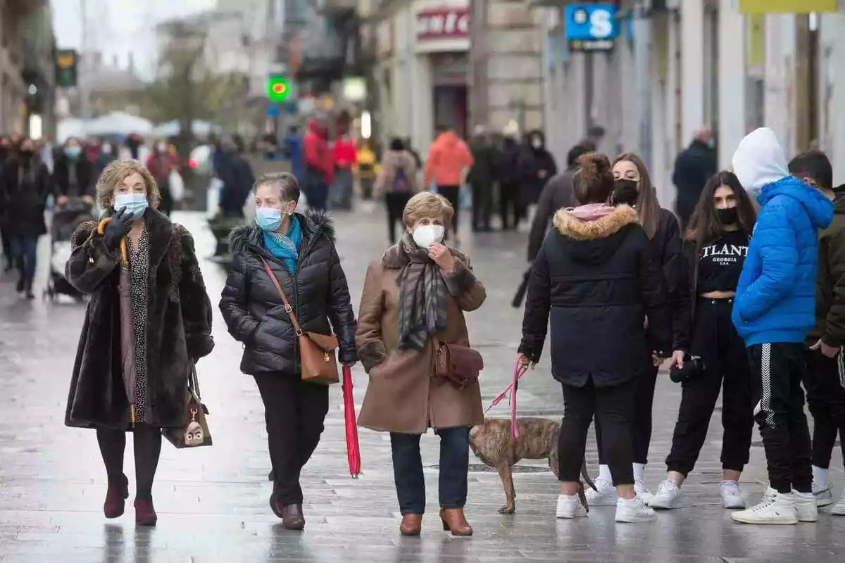 Imatge de persones caminant en plena pandèmia.